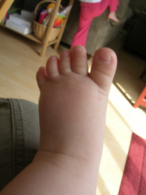 baby with fat feet